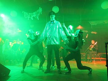"Jacko" erstand wieder zum Konzert und tanzte zu "Thriller".  Foto: Doris Bauer