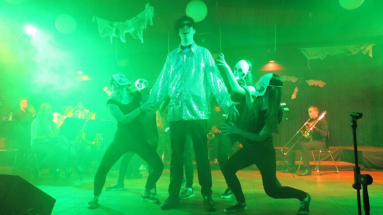 "Jacko" erstand wieder zum Konzert und tanzte zu "Thriller".  Foto: Doris Bauer