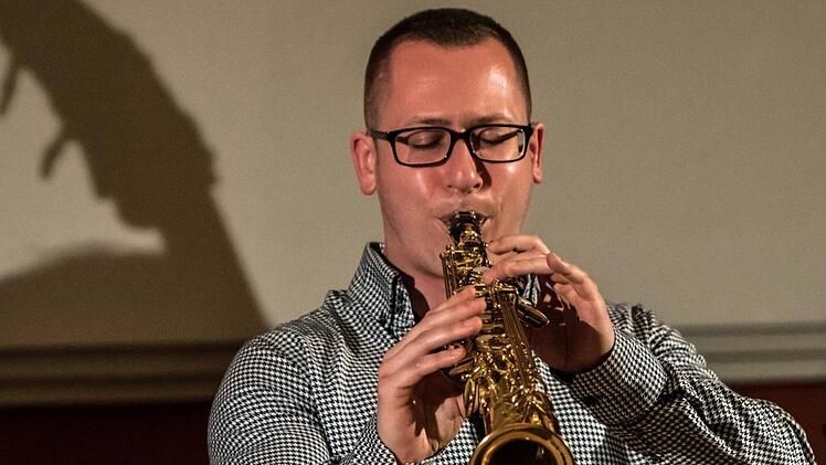 Mit ihrer Band und dem Programm "Jazz it" gastierte die Schlagzeugerin Mareike Wiening im Coburger Contakt.Foto: Jochen Berger