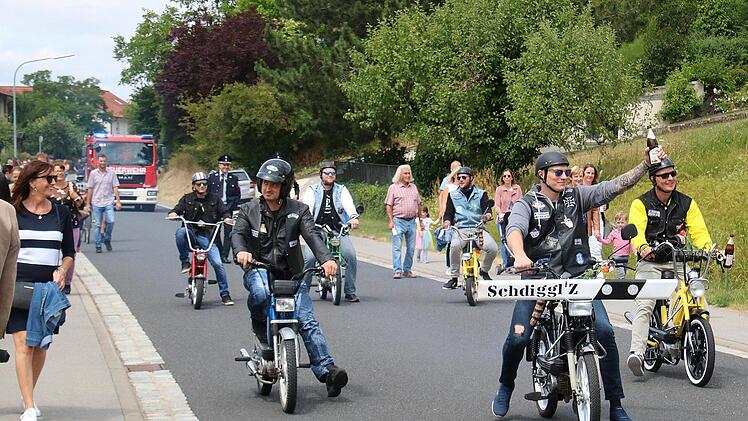 Diese Gruppe knatterte auf kleinen Motorrädern im Umzug mit. Foto: Dieter  Britz