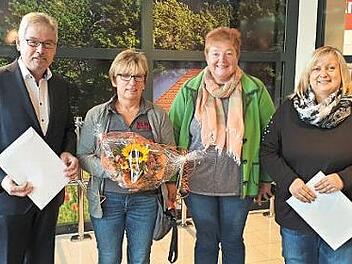 FG-Präsident Andy Sesselmann und Rewe-Chefin Marion Müller mit Schlappenpräsidentin Elisabeth Baumgärtner und ihrer Stellvertreterin Viola Hildner bei der Spendenübergabe Foto: Klaus-Peter Wulf