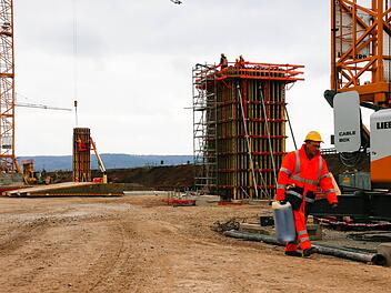Br&uuml;cken oder Tunnel  - der Fachbegriff daf&uuml;r ist "&Uuml;berwerfungsbauwerk". Foto: Archiv/Matthias Hoch