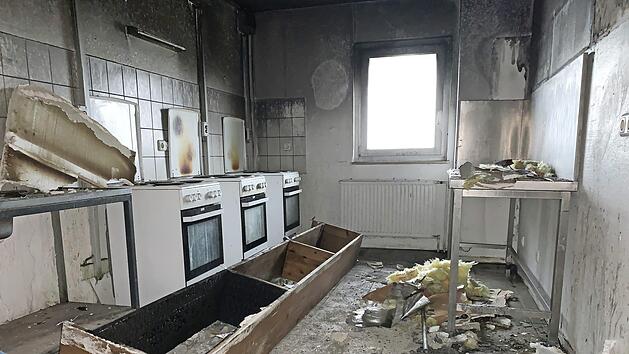 Diese Gemeinschaftsk&uuml;che in der Fl&uuml;chtlingsunterkunft in H&ouml;chstadt wurde durch den Brand erheblich besch&auml;digt.  Foto: Regierung von Mittelfranken