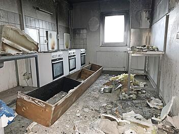 Diese Gemeinschaftsküche in der Flüchtlingsunterkunft in Höchstadt wurde durch den Brand erheblich beschädigt.  Foto: Regierung von Mittelfranken