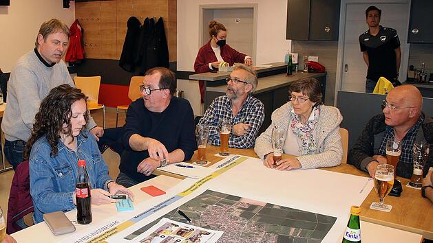 Die Bürger von vier Stadtteilen diskutierten in der Dorfwerkstatt in Großwenkheim, wo die Schwachstellen in ihrem Dorf liegen und wie die Entwicklung weitergehen soll.