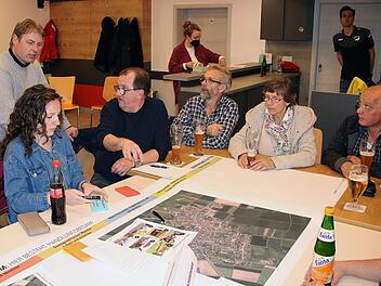 Die Bürger von vier Stadtteilen diskutierten in der Dorfwerkstatt in Großwenkheim, wo die Schwachstellen in ihrem Dorf liegen und wie die Entwicklung weitergehen soll.