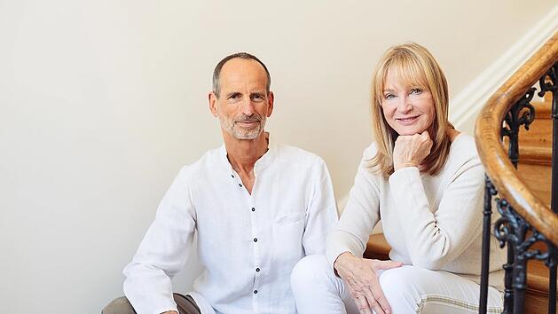 Petra Bracht und Roland Liebscher-Bracht haben eine ganz eigene Schmerztherapie entwickelt - der Ratgeber "Schmerzfrei bis ins hohe Alter" ist Bestseller bei Amazon.