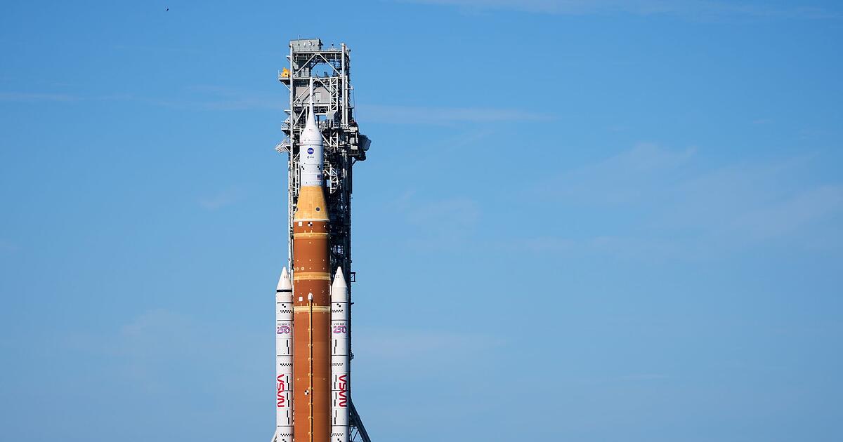 Raketensystem-f-r-Mondmission-auf-Startplatz-gerollt