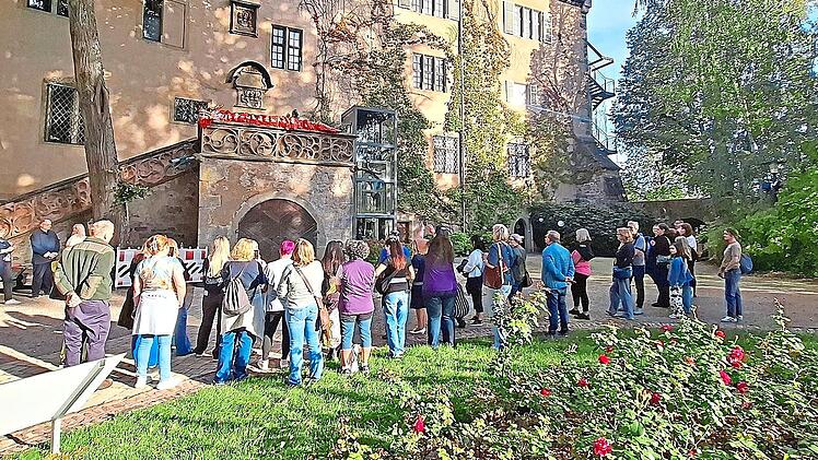 Bei bestem Wetter verfolgten zahlreiche G&auml;ste die Er&ouml;ffnung des Mondfests auf Schloss Aschach. Jastine Weber
