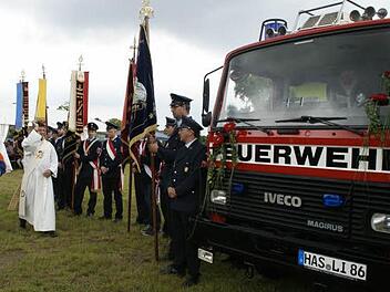 Mit einer Feier am Festplatz nahm die Feuerwehr Limbach ihr neues Tanklöschfahrzeug in Betrieb. Den Segen spendete der Diakon Joachim Stapf. Fotos: sw