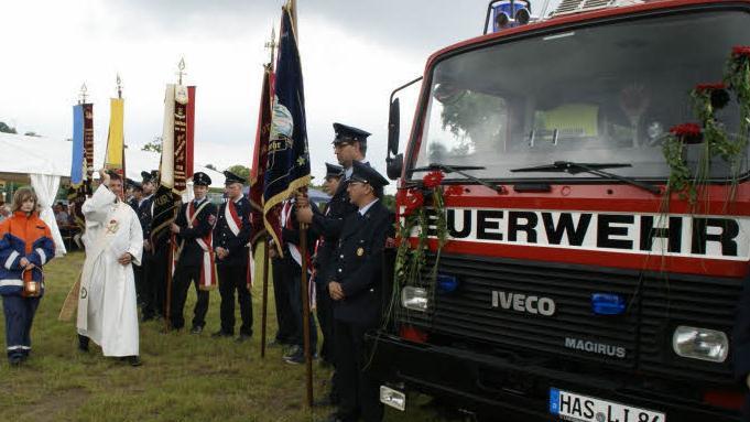 Mit einer Feier am Festplatz nahm die Feuerwehr Limbach ihr neues Tanklöschfahrzeug in Betrieb. Den Segen spendete der Diakon Joachim Stapf. Fotos: sw