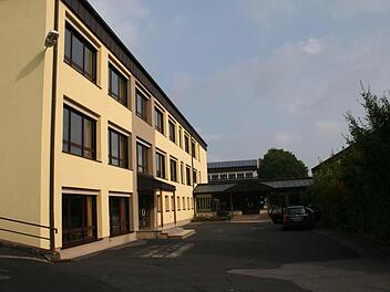 Eineinhalb bis zwei Jahre wird die Sanierung der Mittelschule Burkardroth nach Schätzungen der Architekten kosten. Um den Schulbetrieb nicht zu arg zu behindern, werden die Arbeiten in drei Bauabschnitte unterteilt. Fotos: Gabriele Sell