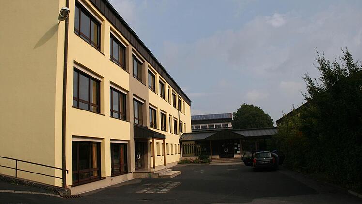 Eineinhalb bis zwei Jahre wird die Sanierung der Mittelschule Burkardroth nach Schätzungen der Architekten kosten. Um den Schulbetrieb nicht zu arg zu behindern, werden die Arbeiten in drei Bauabschnitte unterteilt. Fotos: Gabriele Sell