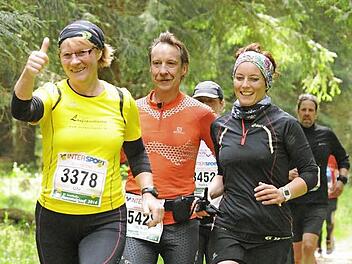 Lachende Läufer: Sindy Meier (rechts) meisterte die 43,5 Kilometer am Rennsteig in 4:15 Stunden. Begleitet wurde sie von ihrem Trainer Michael Kraus (Mitte). Foto: privat