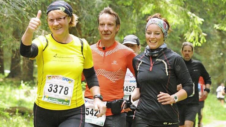 Lachende Läufer: Sindy Meier (rechts) meisterte die 43,5 Kilometer am Rennsteig in 4:15 Stunden. Begleitet wurde sie von ihrem Trainer Michael Kraus (Mitte). Foto: privat