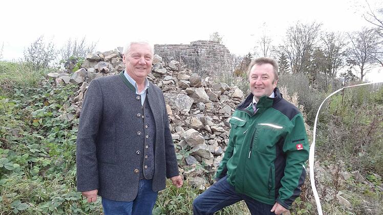 Bruno Werner (links) und Bürgermeister Udo Baumann stehen auf dem Bereich des Palas, der nach den Planungen der Freunde der Osterburg im kommenden Jahr frei gelegt werden soll. Foto: Marion Eckert