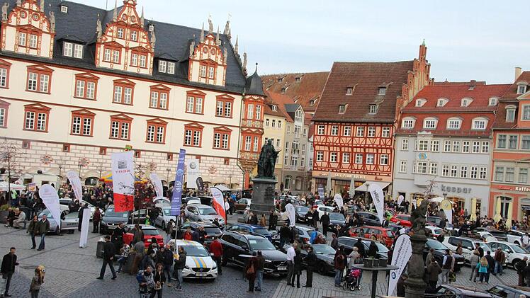 Der Albert von Autos umgeben - das gibt's nur noch am verkaufsoffenen Sonntag. Foto: Simone Bastian