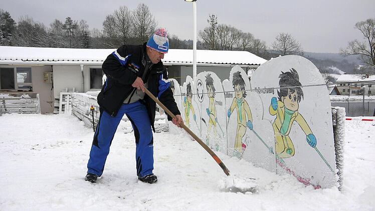 Da packt der Chef noch selbst mit an: WFC-Vorsitzender Ullrich Flurschütz.