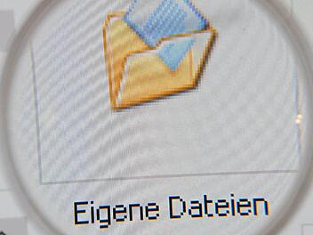 Per Computer lassen sich Daten aller Art bequem speichern und verwalten. Doch oft ist unser Vertrauen in das gedruckte Wort doch noch größer. Foto: Archiv, Armin Weigel/dpa