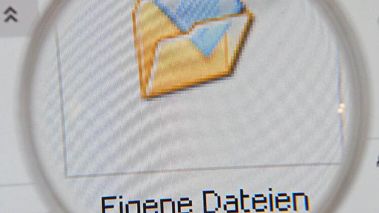Per Computer lassen sich Daten aller Art bequem speichern und verwalten. Doch oft ist unser Vertrauen in das gedruckte Wort doch noch größer. Foto: Archiv, Armin Weigel/dpa