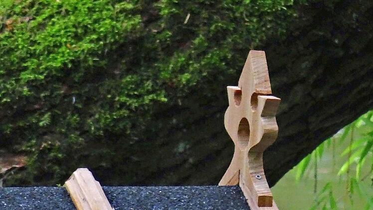 Verzierter Giebel des neuen SchwanenhäuschensFoto: Jochen Berger