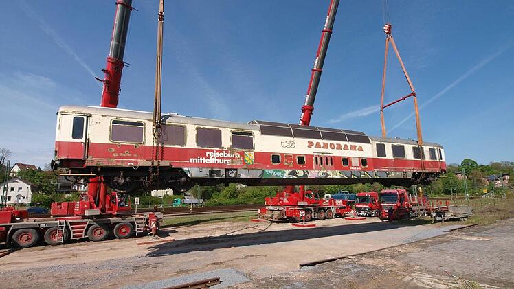 Zwei Autokräne hieven den Eisenbahnwagen mit der augenfälligen Aussichtskuppel in die Höhe. Foto: Christoph Winter