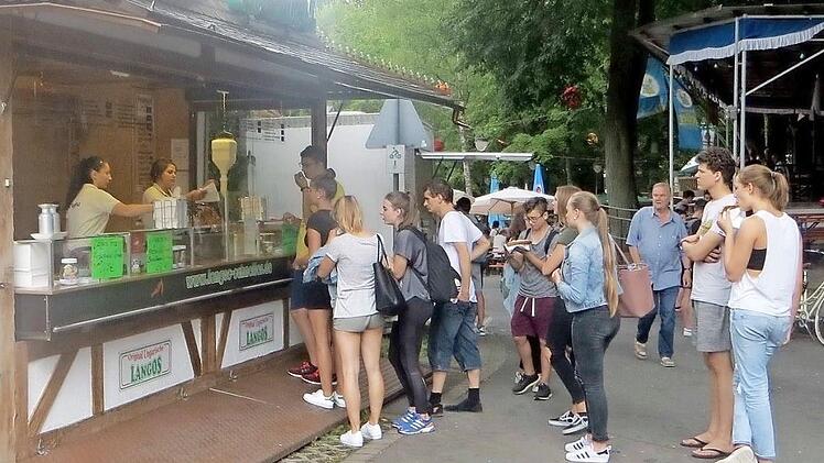 Die Imbissbuden sind für Schüler ein willkommener Anlaufpunkt auf dem Heimweg. Foto: Richard Sänger
