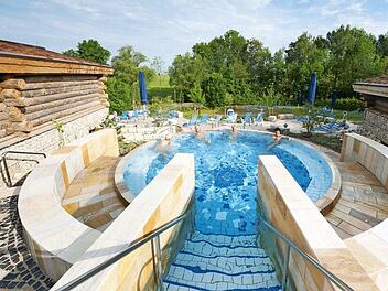Eitel Sonnenschein im Saunaland: Die "Therme Natur" hat in den vergangenen beiden Jahren ihre finanziellen Zielsetzungen deutlich übertroffen. Das berichtete Bürgermeister Tobias Ehrlicher gestern im Kreistag. Foto: Frankentourismus/Hub