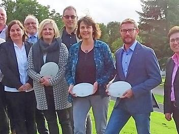Sanierungspreis 2017 (von links): Innenentwicklungsberaterin Michaela Schleiffer, Bürgermeister Georg Seiffert (Bischofheim), Bürgermeisterin Sonja Reubelt (Sandberg), Bürgermeister Rudi Zehe (Schönau), Barbara und Jürgen Geis, Monika Rössler und Thomas Rott sowie Bürgermeisterin Birgit Erb (Oberelsbach).  Foto: Marion Eckert