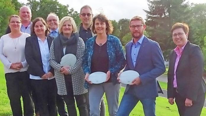 Sanierungspreis 2017 (von links): Innenentwicklungsberaterin Michaela Schleiffer, Bürgermeister Georg Seiffert (Bischofheim), Bürgermeisterin Sonja Reubelt (Sandberg), Bürgermeister Rudi Zehe (Schönau), Barbara und Jürgen Geis, Monika Rössler und Thomas Rott sowie Bürgermeisterin Birgit Erb (Oberelsbach).  Foto: Marion Eckert
