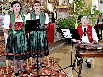 Das "Neunkirchner Torberg Trio" grüßte die Gläubigen in der Basilika Vierzehnheiligen. Foto: Andreas Welz