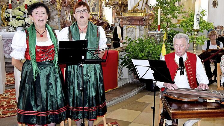 Das "Neunkirchner Torberg Trio" grüßte die Gläubigen in der Basilika Vierzehnheiligen. Foto: Andreas Welz