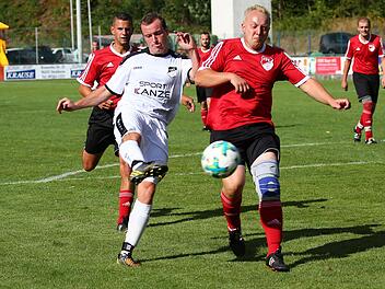 Windheims Spielertrainer Marco Großmann (rotes Trikot) erwartet am Sonntag den SCR Steinbach am Wald zum Derby, während Andre Peter vom TSV Steinberg (weißes Trikot) das Spitzenspiel gegen den SV Steinwiesen vor der Brust hat.  Foto: Heinrich Weiß
