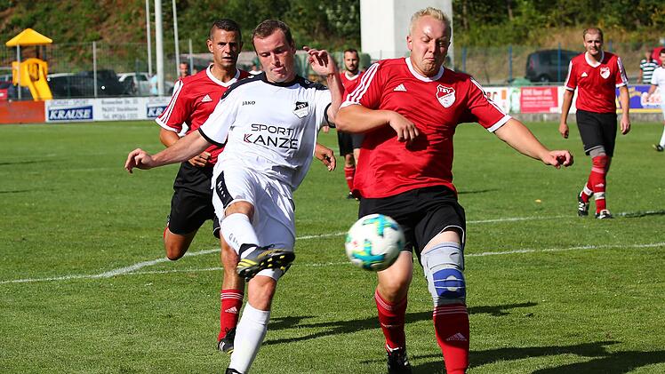 Windheims Spielertrainer Marco Großmann (rotes Trikot) erwartet am Sonntag den SCR Steinbach am Wald zum Derby, während Andre Peter vom TSV Steinberg (weißes Trikot) das Spitzenspiel gegen den SV Steinwiesen vor der Brust hat.  Foto: Heinrich Weiß