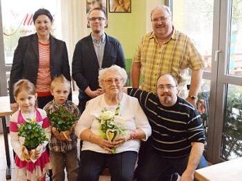 Zu den Gratulanten bei Agnes Igler (vorne sitzend) zählte Zweite Bürgermeisterin Angela Hofmann (hinten links), Sohn Jürgen (rechts) sowie Enkel Kevin (stehend hinten Mitte), Enkel Stefan (vorne rechts kniend) und die beiden Urenkel Emmely und Niklas.  Foto: K.- H. Hofmann