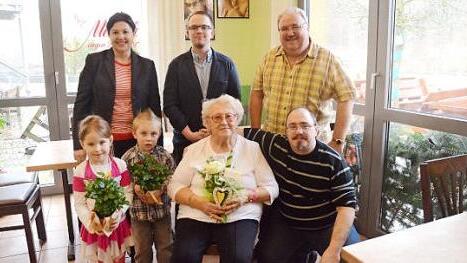 Zu den Gratulanten bei Agnes Igler (vorne sitzend) zählte Zweite Bürgermeisterin Angela Hofmann (hinten links), Sohn Jürgen (rechts) sowie Enkel Kevin (stehend hinten Mitte), Enkel Stefan (vorne rechts kniend) und die beiden Urenkel Emmely und Niklas.  Foto: K.- H. Hofmann
