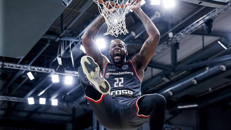 Cliff Alexander hat eine gute Woche hinter sich. Im Hinspiel gegen AEK Athen steuerte er 19 Punkte zum 71:67-Sieg bei, bei der 66:69-Niederlage gegen Alba Berlin war er mit 15 Zählern abermals bester Werfer. Allerdings knickte der Center kurz vor Spielende um und geht angeschlagen ins Rückspiel in Athen. Foto: D. Löb