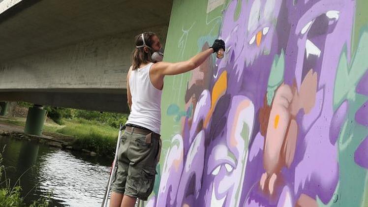 Sprayer haben 2017 die Ramstertalbrücke bei Ebermannstadt verschönert. Von solchen Aktionen und öffentlichen Graffiti-Wänden würden  viele profitieren, findet der Künstler Manuel Dietsch aus Unterleinleiter, der