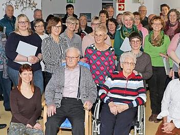 Babetta Semmelmann mit ihrem Ehemann Alfred (sitzend) im Kreise der vielen Gratulanten, um sie herum die Enkel Sina und Markus Haselmann sowie Julia Frankenberger und die Töchter Ruth Haselmann und Annette Frankenberger  Foto: Rainer Glissnik