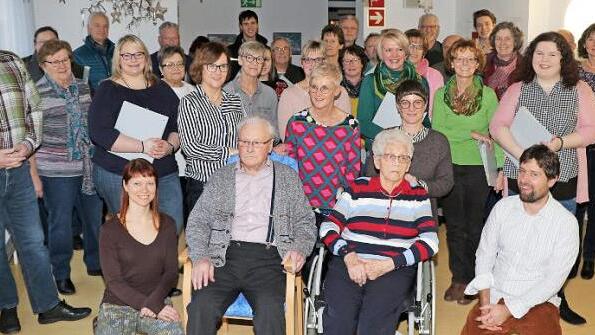 Babetta Semmelmann mit ihrem Ehemann Alfred (sitzend) im Kreise der vielen Gratulanten, um sie herum die Enkel Sina und Markus Haselmann sowie Julia Frankenberger und die Töchter Ruth Haselmann und Annette Frankenberger  Foto: Rainer Glissnik