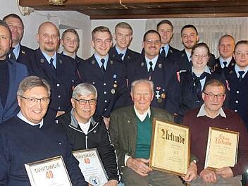 Die Hauptversammlung der Feuerwehr Schorkendorf-Eicha war Anlass für zahlreiche Ehrungen.  Foto: D. Weidner
