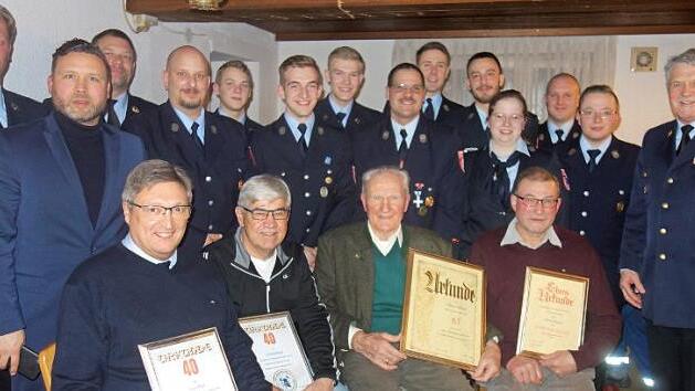 Die Hauptversammlung der Feuerwehr Schorkendorf-Eicha war Anlass für zahlreiche Ehrungen.  Foto: D. Weidner