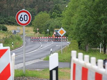 Parallel zum Ausbau des Kreisverkehrs Euerdorf wurde am Dienstag auch noch die Straße nach Aura gesperrt.