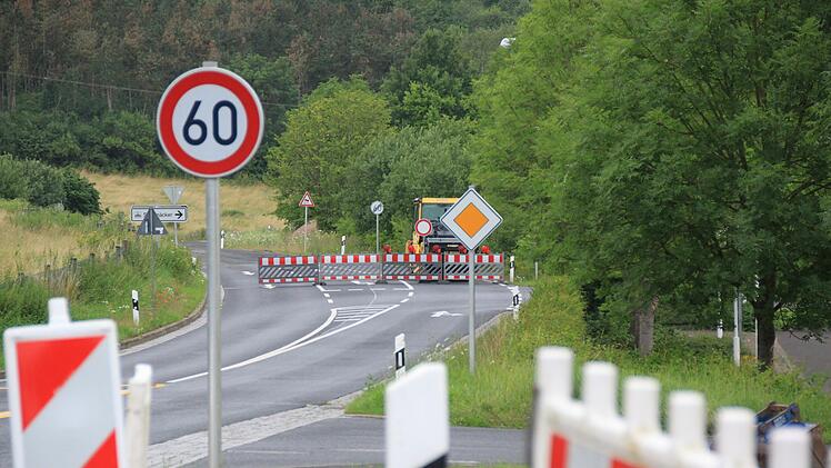 Parallel zum Ausbau des Kreisverkehrs Euerdorf wurde am Dienstag auch noch die Straße nach Aura gesperrt.