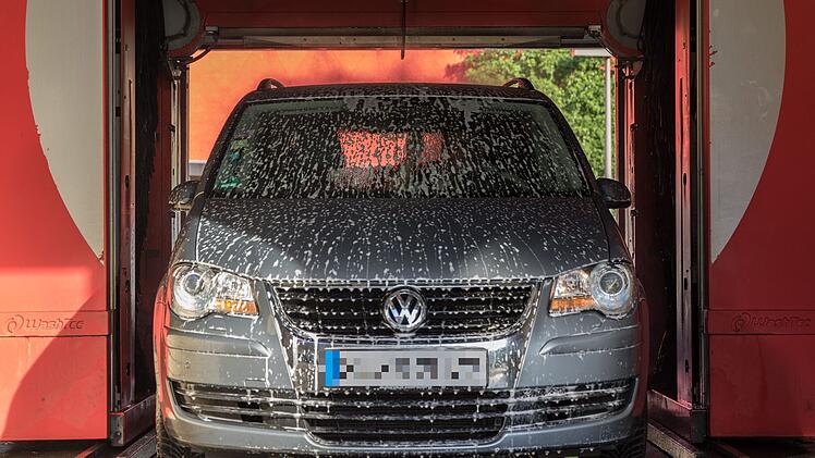 Lichtenfels: Mann schl&auml;ft in Autowaschanlage ein - jetzt muss er sich vor der Justiz verantworten