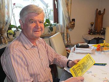Vorsitzender Josef Gumbmann mit dem Jahresprogramm des Josefsvereins. Foto: maw