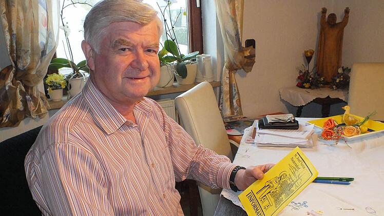 Vorsitzender Josef Gumbmann mit dem Jahresprogramm des Josefsvereins. Foto: maw