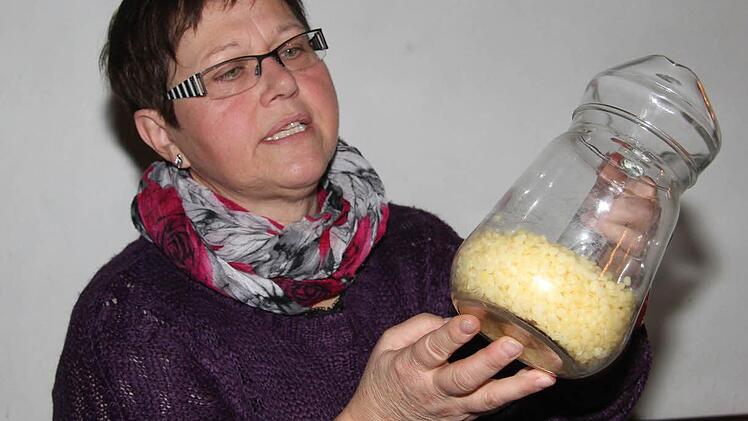 Damit die Creme eine gewisse Festigkeit bekommt, gibt Renate Hau Bio-Bienenwachs dazu.  Foto: Sonja Adam