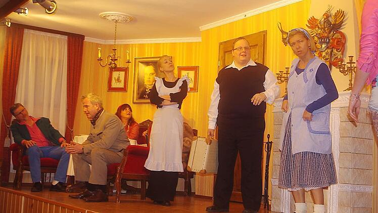 Turbulent ging es beim Theaterstück "Currywurst und Caviar" in Höfles zu. Das Bild zeigt (von links): Hardy Hanuschke, Joachim Blinzler, Erika Schilt, Claudia Blinzler, Matthias Nüßlein, Alexandra Ruppert.