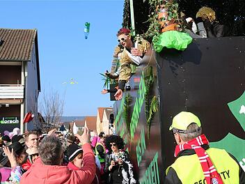 Das niedere Volk belagert die hohen Wagen, wenn es etwas zu trinken gibt. Fotos: Gerd Schaar